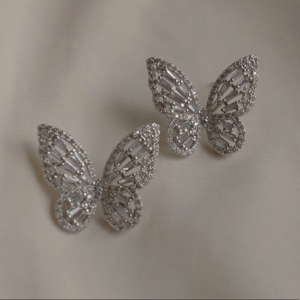 🦋NEW Gorgeous Silver Butterfly Stud Earrings🦋 - Picture 2 of 5
